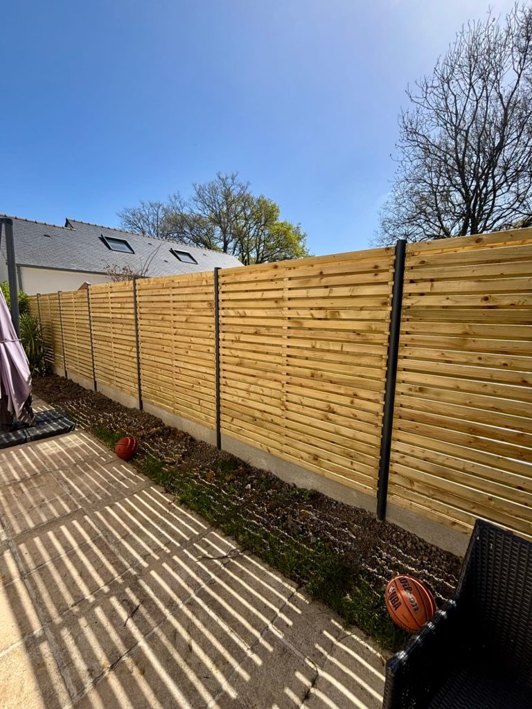 Installation de clôture bois occultante après