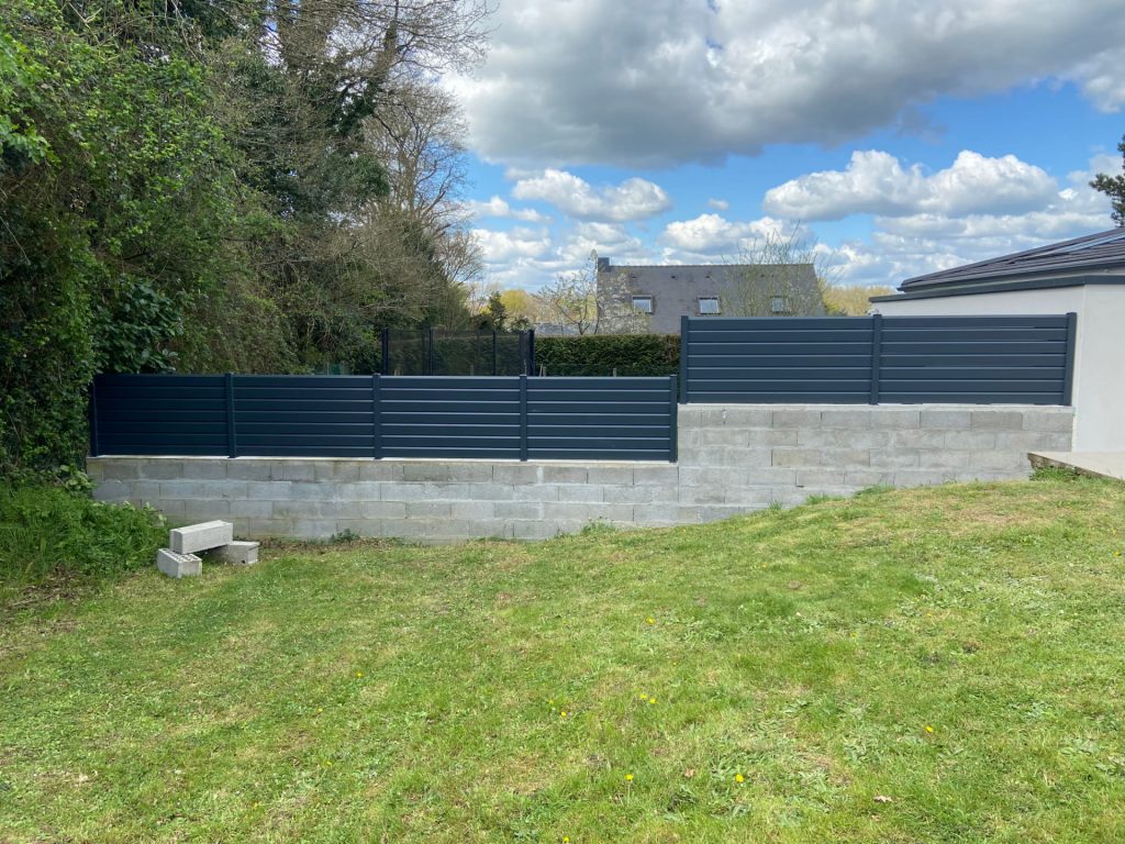 Installation d’une clôture aluminium sur muret