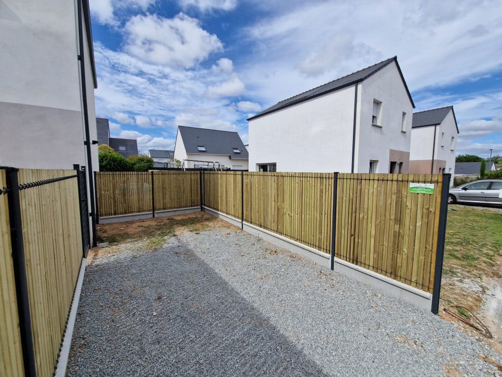 Installation d’une clôture bois en angle