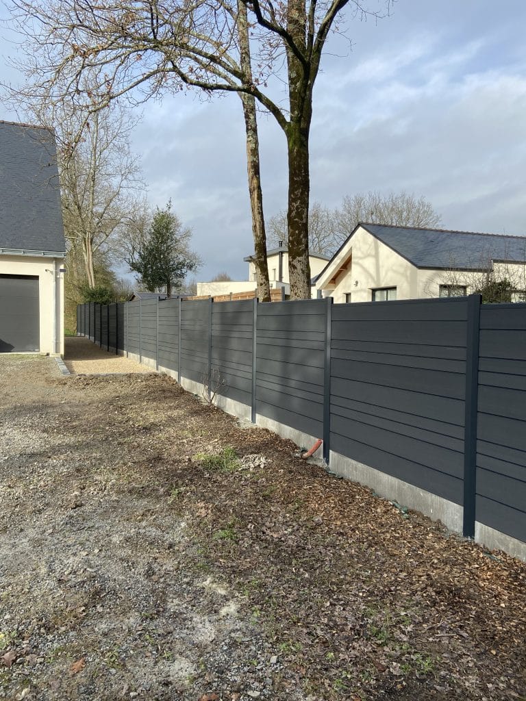 Aménagement extérieur avec panneaux aluminium occultants