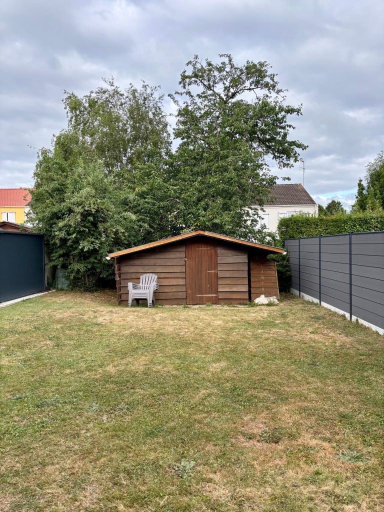 Installation d'une nouvelle clôture moderne en limite de jardin
